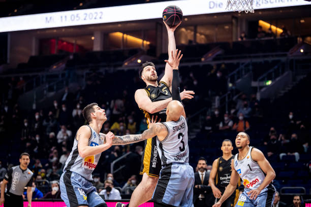 同时保持自 同时保持自